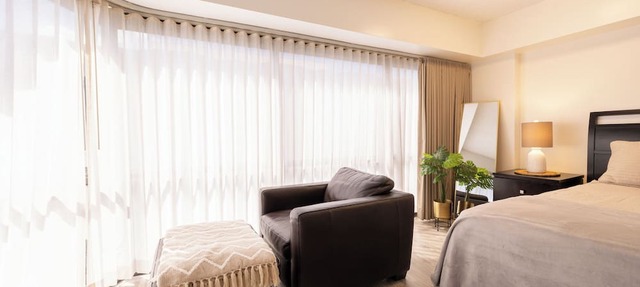 Heart of Downtown, Newly renovated Mountain View Suite, Full Kitchen Living Room