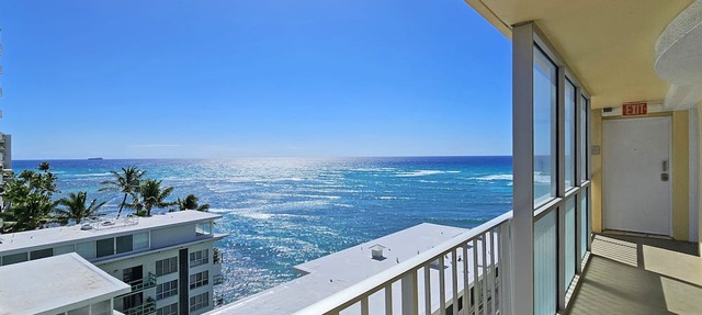 Gold Coast Ocean View One Bedroom w/Full Kitchen & WiFi