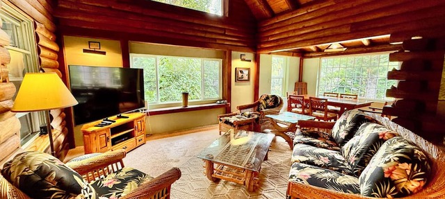 PERMITTED Charming LOG HOUSE Farm Stay! Upcountry Maui. Magical and Peaceful!