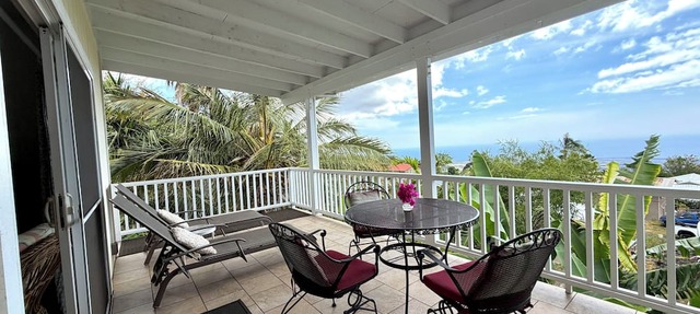 Ocean View, Full Kitchen, Gorgeous Top Floor Suite surrounded by Tropical Garden