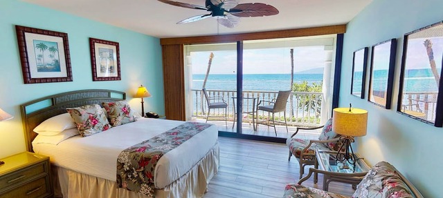 Beachfront Paradise, Stunning Views, Condo with AC, Steps to the beach!