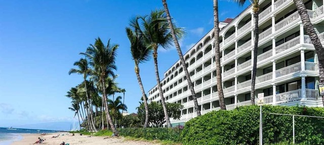 Beachfront Paradise, Stunning Views, Condo with AC, Steps to the beach!
