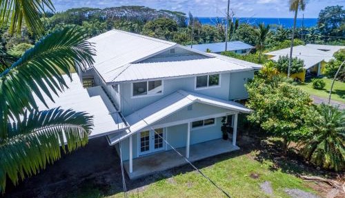 Akaka Falls 6BR Ocean View Retreat with Hot Tub