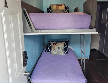 Wailuku Studio Twin Bunks + Streaming TV