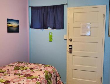 Queen Bed w/Kitchenette Heart of Wailuku
