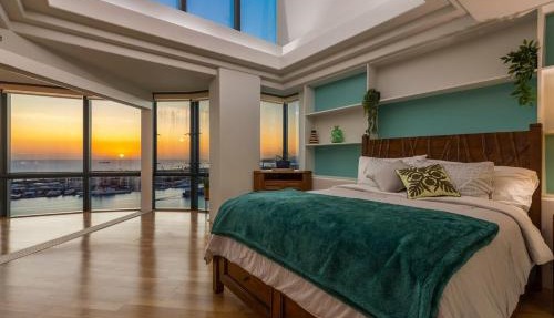 SkyNest - Queens Gambit Penthouse at 66 Queen St