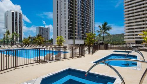 Ocean view high-floor condo with lanai & beach access