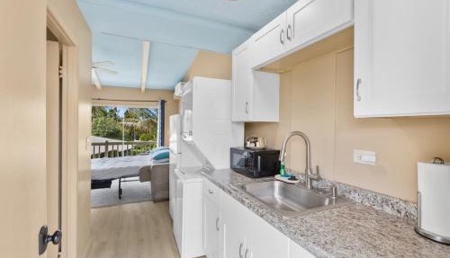 Ocean View 1BR Balcony Near Beaches & Downtown