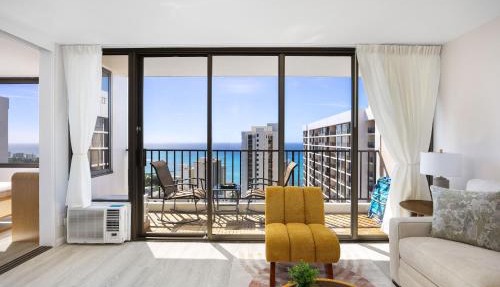 Ocean-view 36th floor lanai with pool & parking
