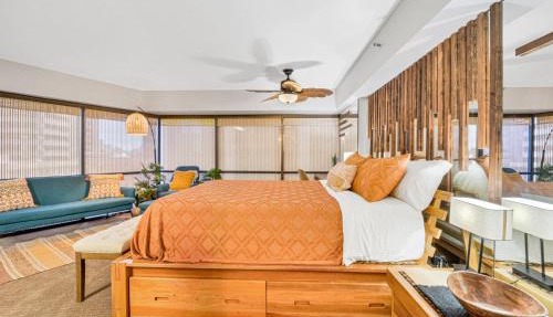 Retro Studio! Pool, Hot Tub, Free Parking & WiFi