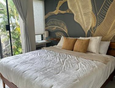 Luxury condo, side ocean view walk to town
