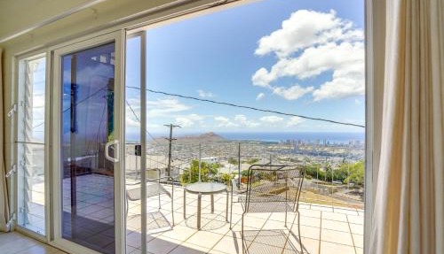 4 Mi to Beaches: Honolulu Hideaway w/Views!
