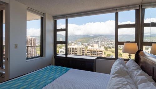 21st Floor Condo With View of Ko'olau Mountains and the Ala Wai Canal condo