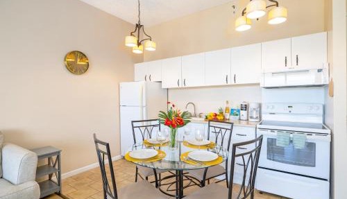 Sky-high condo with lanai & beach access